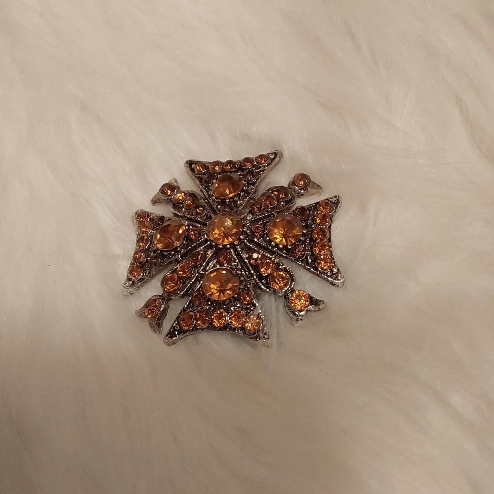 Large topaz, Amber brooch.